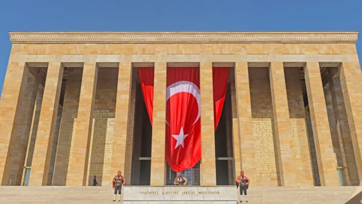23 Nisan'da on binler Anıtkabir'e koştu