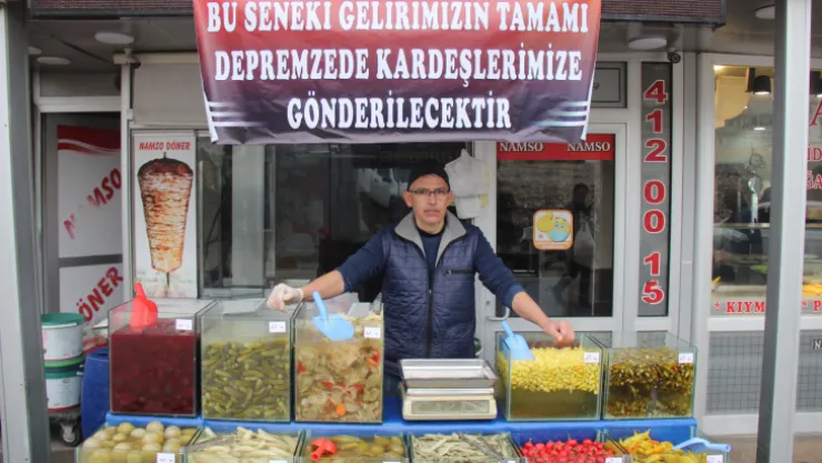 29 yıllık tezgahını son kez depremzedeler için açtı