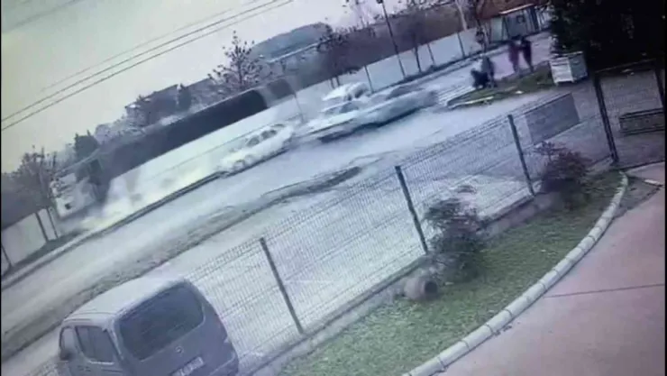 3 araç böyle çarpıştı, o anlar kamerada