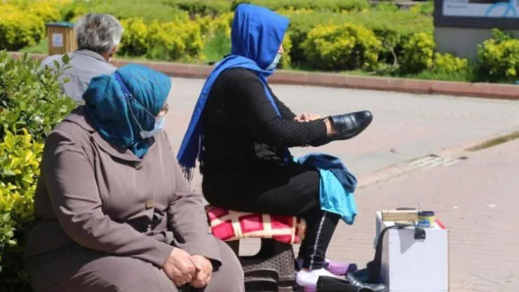 3 ay önce aldığı boya sandığı, fedakar annenin ekmek teknesi oldu