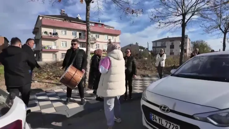 3. denemesinde ehliyet sınavını geçen kadına davullu zurnalı kutlama