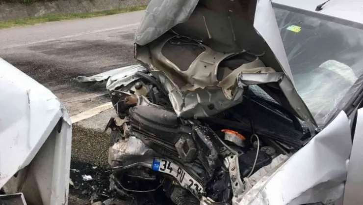 Kocaeli'de 3 otomobil çarpıştı: 4 yaralı!