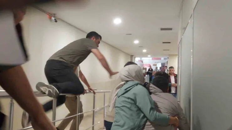 Sanık aileleri adliye koridorunda birbirine girdi