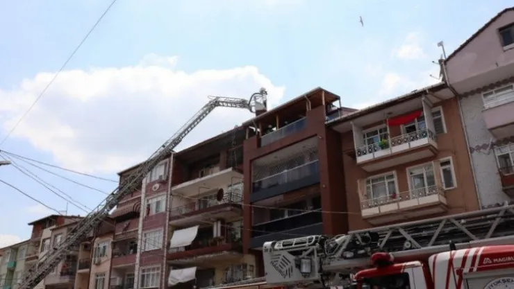 5 katlı binanın çatısında çıkan yangın korkuttu
