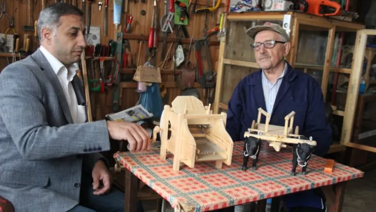 83 yaşında... Maziye olan özlemi bakın nasıl gideriyor?