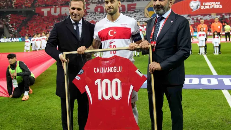 A Milli Takım'da 100. maçına çıkan Hakan Çalhanoğlu'na plaket