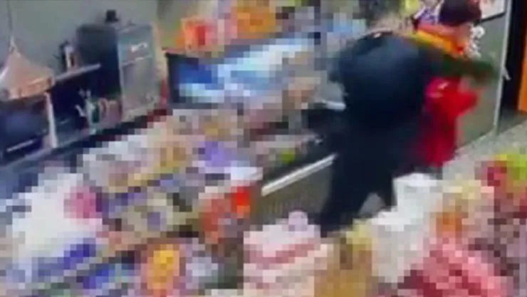 Akaryakıt istasyonunda çalışan genci darbeden alkollü müşteri gözaltına alındı