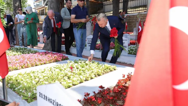 Aktaş ve Büyükakın, dua okudu, karanfil bıraktı