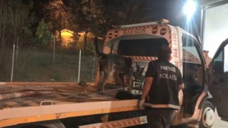 Akü kısmına gizlenen uyuşturucuları Alfa buldu!