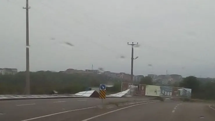 Akven İnşaat'ın reklam panoları yola devrildi!