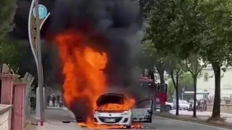 Alev alan otomobilden geriye hurda yığını kaldı