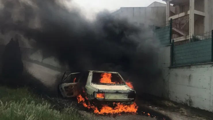 Alev alev yanan otomobil hurda yığınına döndü