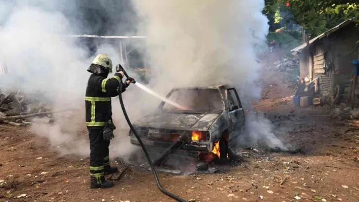 Otomobilden geriye iskeleti kaldı