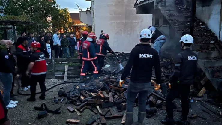 Alevlere teslim olan tek katlı ev kullanılamaz hale geldi