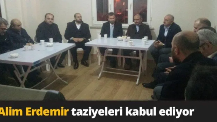 Alim Erdemir taziyeleri kabul ediyor