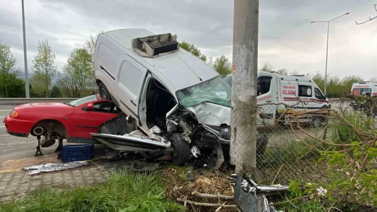 Alkollü sürücü tamire bırakılan otomobilin üstüne uçtu: 3 yaralı