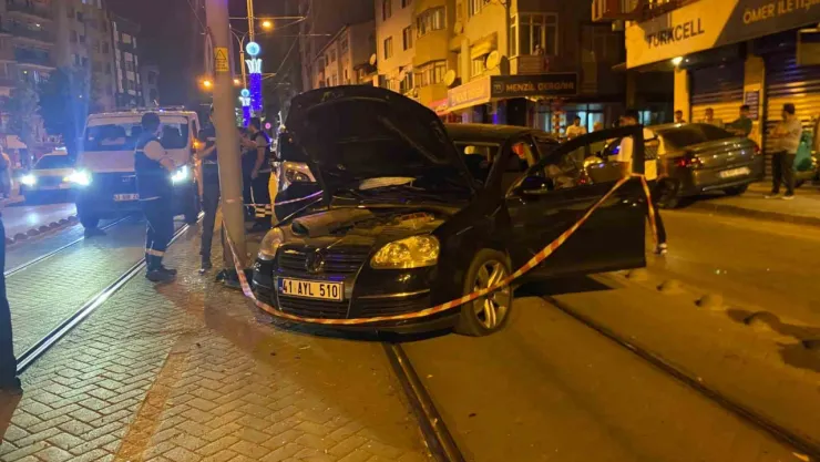 Alkollü sürücü tramvay yoluna daldı: 2 yaralı