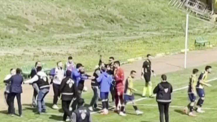 Amatör maçta futbolcular basın mensuplarına saldırdı