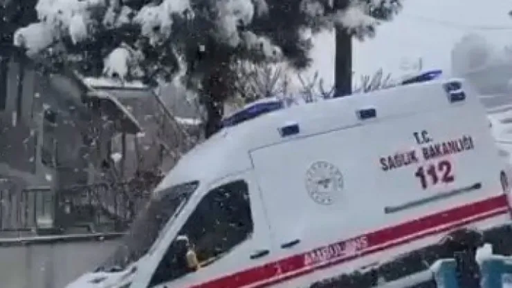 Ambulans şoförünün karla imtihanı