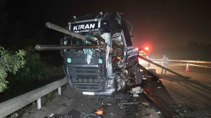 Korkunç kaza! Demir borular tırın ön camından çıktı
