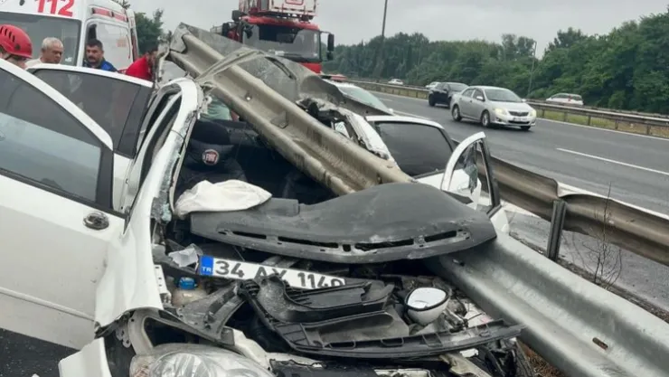 Anadolu Otoyolu'nda otomobil bariyerlere ok gibi saplandı