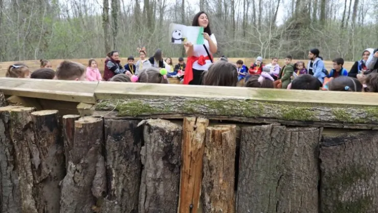 Anne ve çocuklar Ormanya'da