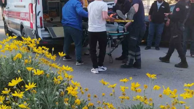 Aracın açılan kapısına çarpan bisikletli yaralandı