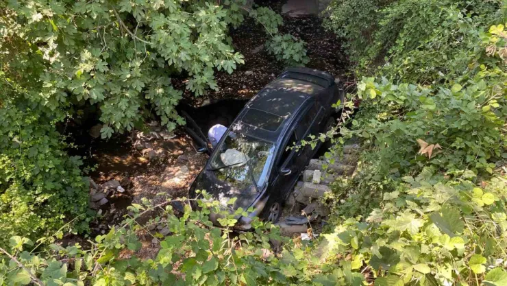 Aracını park etmek isterken 7 metrelik kanala düştü