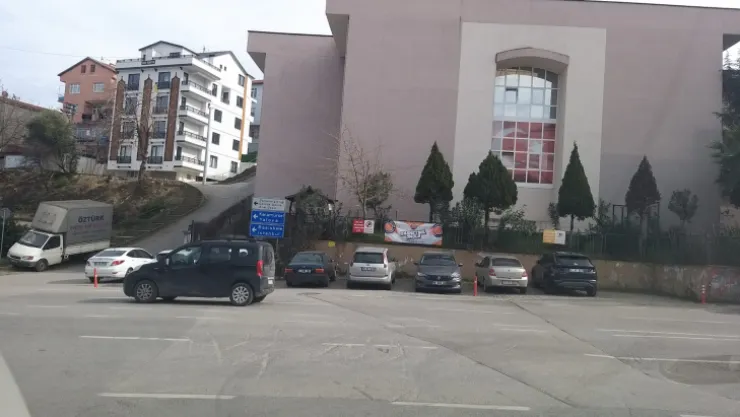 Araçlar park etti öğrenciler tehlikeye girdi
