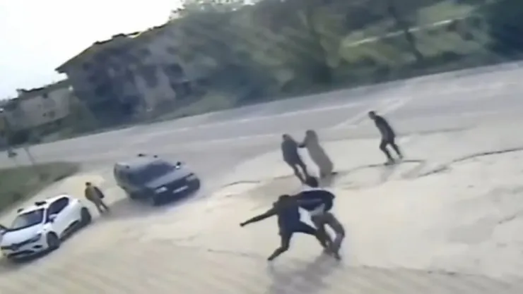 Araçlardan inip tekme tokat birbirlerine girdiler