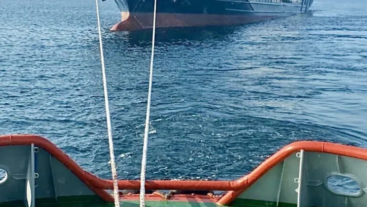 Arızalanan tankeri ekipler kurtardı