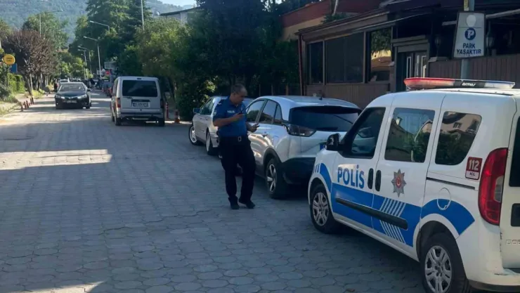 Arkadaşı tarafından bacağından vurulan şahıs seyir halindeki araçtan atlayarak kurtuldu