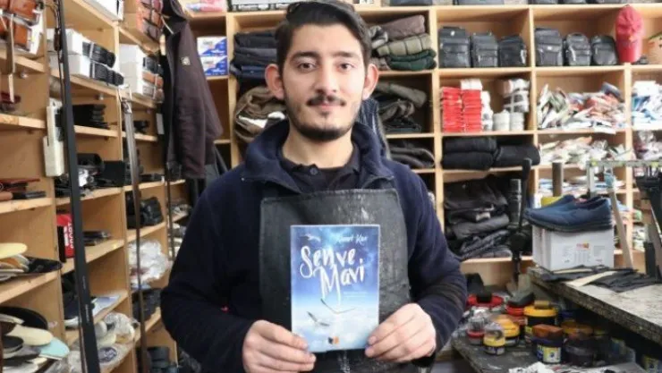 Ayakkabı tamiri yaparken iki şiir kitabı yazdı