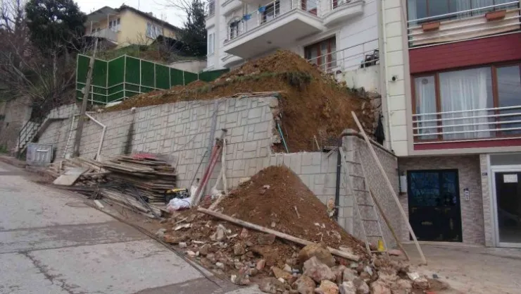 Bahçe duvarından düşen işçi yaralandı