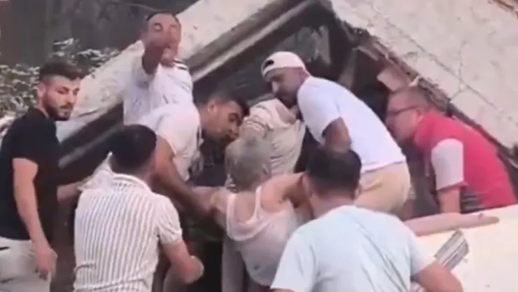 Balıkesir'de 6.2'lik deprem: Bir kişi enkazdan sağ çıkarıldı