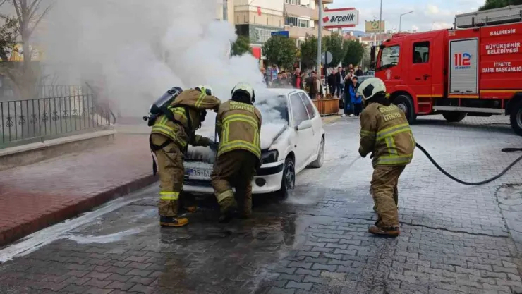 Seyir halindeki iki araçta yangın çıktı