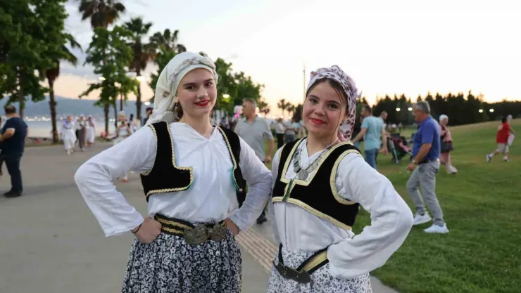 Balkan halk dansları İzmit sokaklarını şölene çevirdi