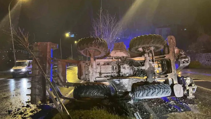 Bariyere çarpan iş makinesi refüje devrildi: 2 yaralı