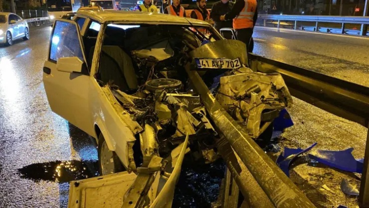 Bariyere ok gibi saplanan otomobil paramparça oldu