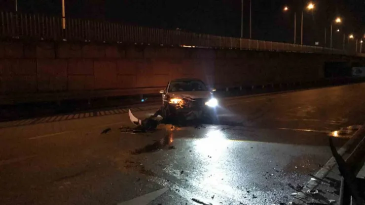 Bariyerlere çarpan otomobil yolun ortasında durabildi