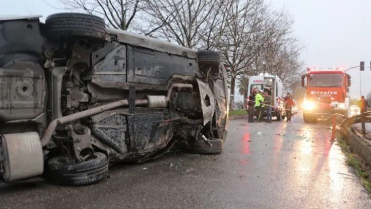 Bariyerlere çarpıp yan yattı