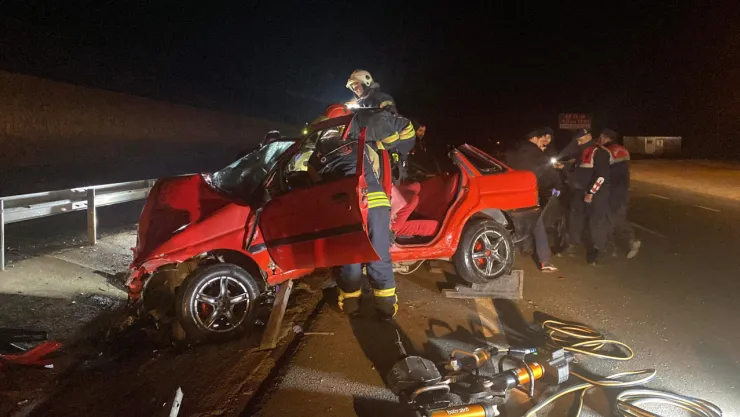 Bariyerlere giren otomobil, iki kişiye mezar oldu