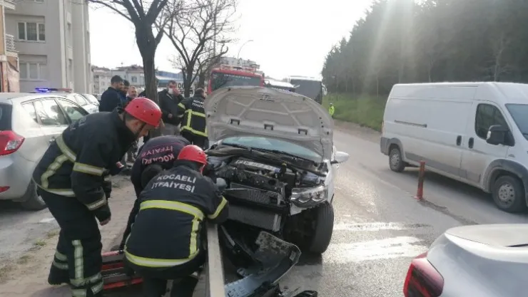 Otomobil bariyerlere böyle  saplandı!