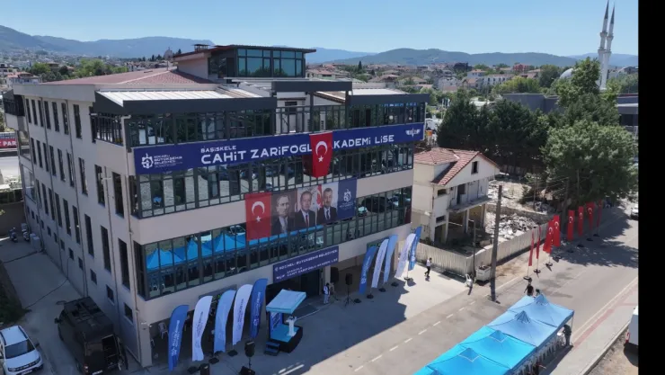 Baş döndüren açılış trafiği