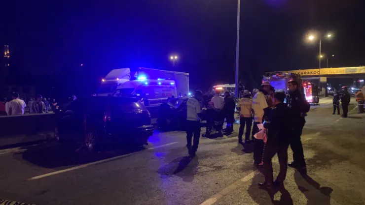 Başiskele'de iki otomobil kafa kafaya çarpıştı: 2 ölü 10 yaralı