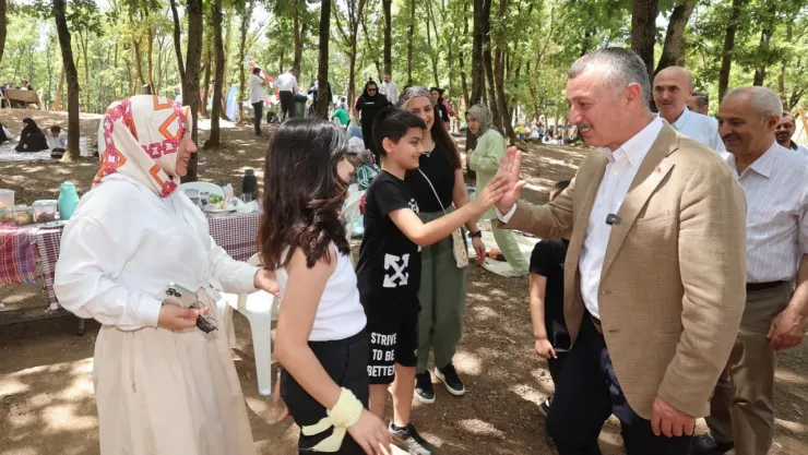 Başkan Büyükakın, Gebze'de annelerin pikniğine katıldı