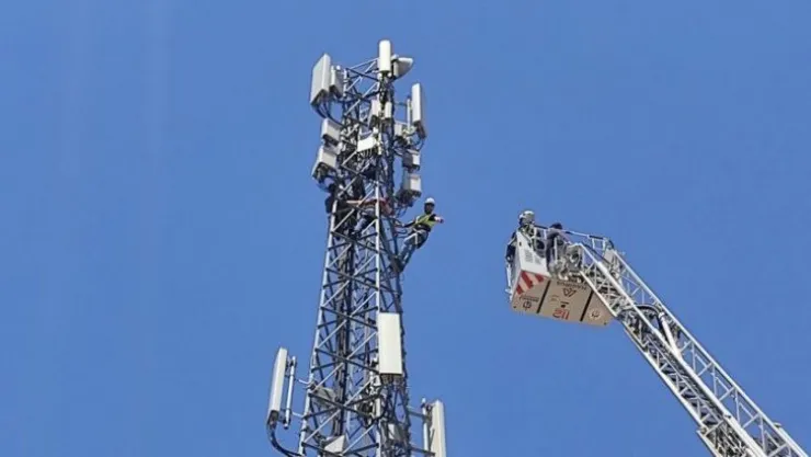 Baygınlık geçiren işçi 30 metrelik baz istasyonunda mahsur kaldı