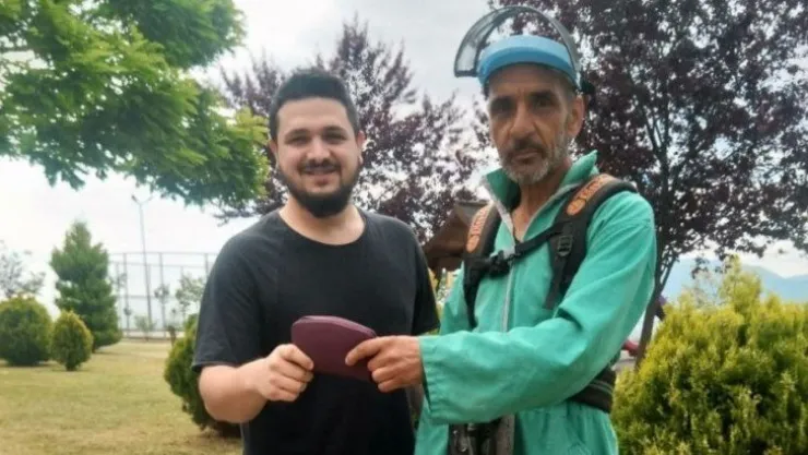 Belediye personeli para dolu cüzdanı sahibine ulaştırdı