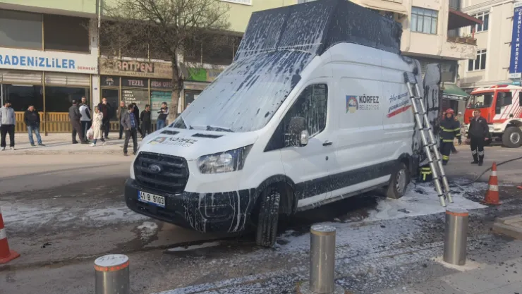 Belediyeye ait araç cayır cayır yandı