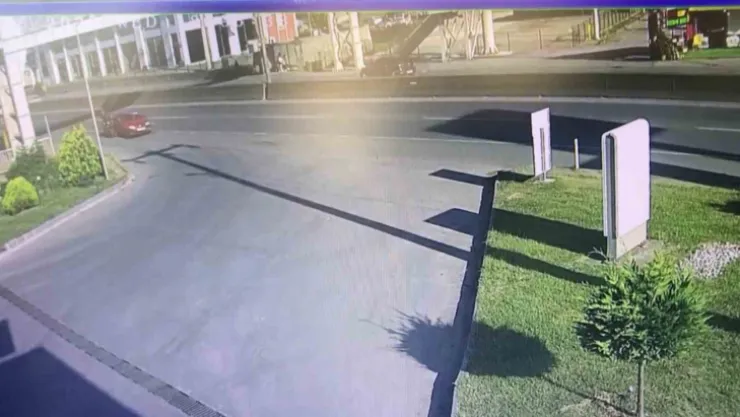 Başiskele'de motosiklet ve otomobil çarpıştı